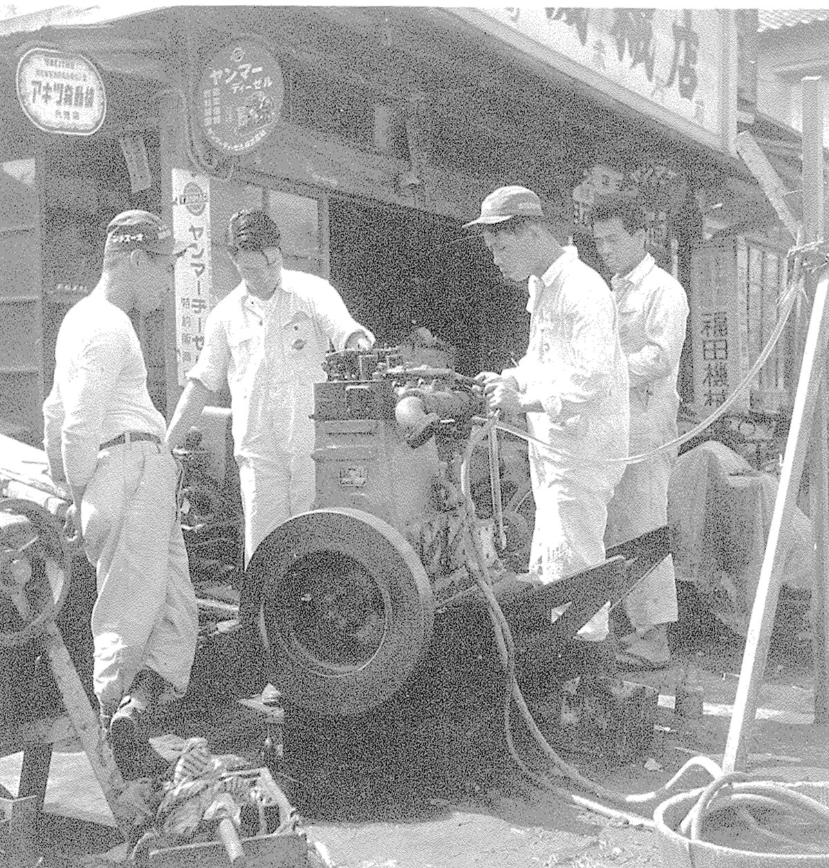 福田機械店 かつての店先でのエンジン整備風景